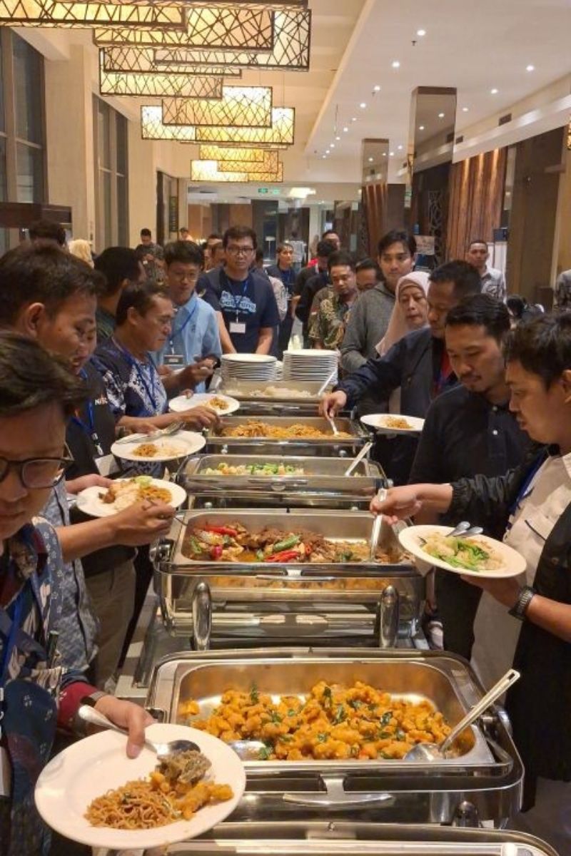 Participants networking during the KOMITKABE AI Workshop dinner in Cikarang, Indonesia